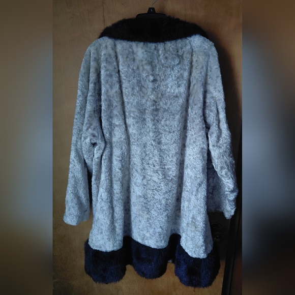 Elegant Gray and Black Women's Coat - Picture 8 of 8